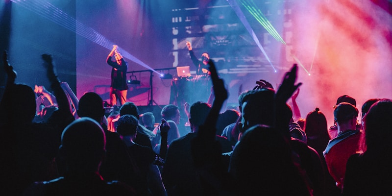 铁粉聚集地社区活动照片，球迷们热烈讨论