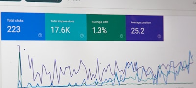 诚挚寄语板块背景图，象征合作与沟通的握手场景