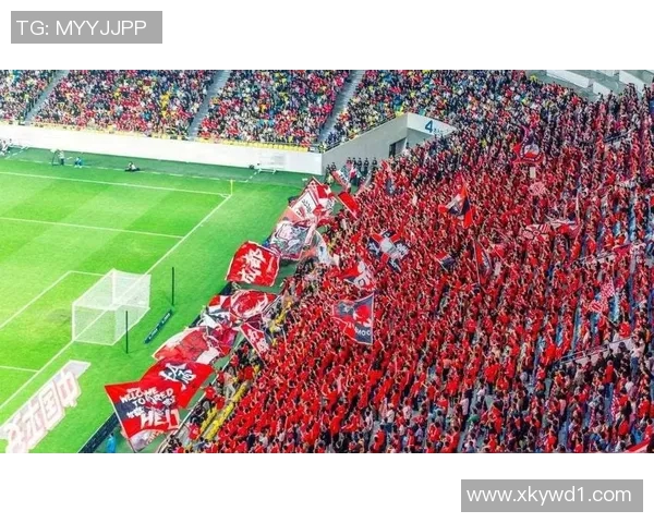 球迷激情四溢为足球明星献唱展现热爱与支持的动人瞬间